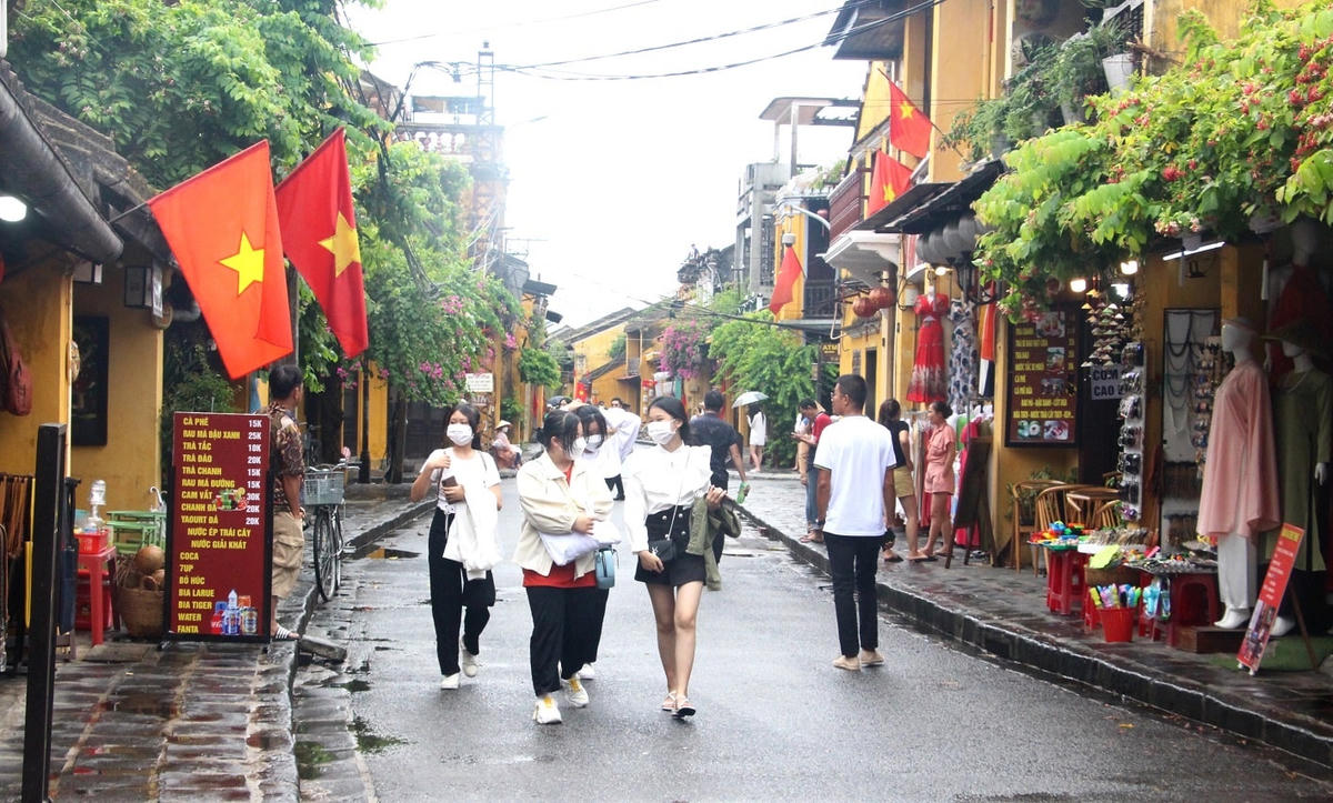 Du khách đi dạo trên đường Trần Phú, TP Hội An.