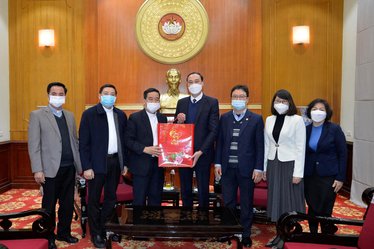 Phó Chủ tịch Phùng Khánh Tài tiếp đại diện tòa Giám mục giáo phận Hưng Hóa.