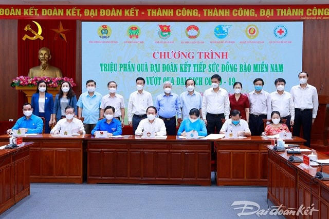 Ký kết kế hoạch phối hợp thực hiện chương trình hỗ trợ "Triệu phần quà Đại đoàn kết tiếp sức đồng bào miền Nam vượt qua đại dịch Covid-19". Ảnh: Quang Vinh.