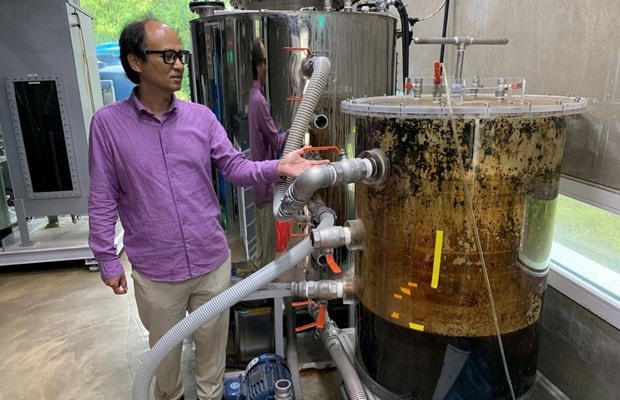 Giáo sư Cho Jae-weon đứng cạnh bể chứa chất thải tại phòng thí nghiệm Viện Khoa học và Công nghệ Quốc gia Ulsan, Hàn Quốc. Nguồn: Reuters.  