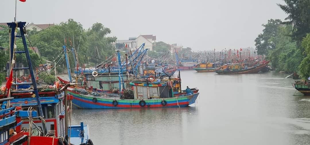 Tính đến 15h ngày 13/10 tất cả các phương tiện ở Nghệ An đang hoạt động trên biển đã vào bờ trú tránh bão an toàn.