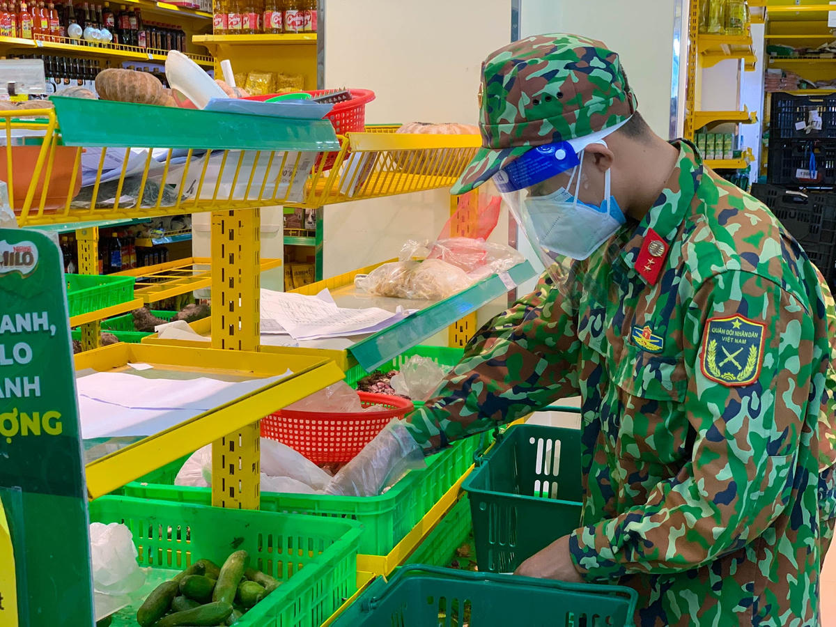 Trong những ngày giãn cách, việc đi lại của người dân sẽ bị hạn chế rất nhiều. Hiểu được điều đó, nhiều chương trình đi chợ thay người dân đã được triển khai sâu rộng trên địa bàn Thành phố.