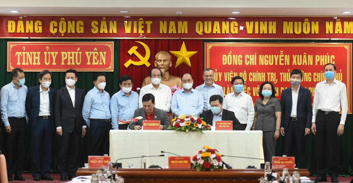 Thủ tướng Nguyễn Xuân Phúc và các đại biểu chứng kiến lễ ký hợp tác đầu tư vào tỉnh Phú Yên.