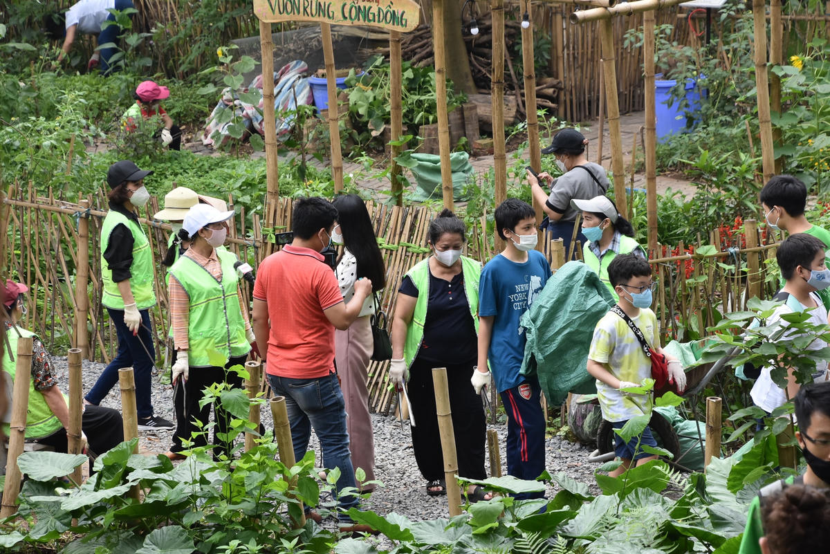 Keep Hanoi Clean (KHC) được thành lập vào năm 2016 bởi James Kendall, một giáo viên tiếng Anh người Mỹ đã sống lâu năm tại Hà Nội sau khi anh cùng một số người bạn đã cùng nhau dọn sạch kênh Yên Hòa, Cầu Giấy. Hành động của anh đã được nhiều người quan tâm và xuất hiện trên báo chí. 