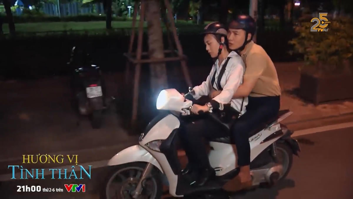 Không bỏ lỡ cơ hội tốt, Long tranh thủ ôm Nam tình tứ. Ảnh: CMH.