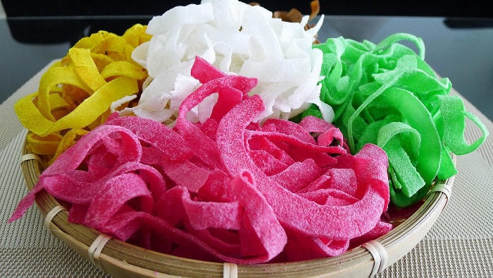 Đổ mứt dừa ra mâm khô, chờ đến khi mứt nguội thì cho vào túi hoặc hộp kín bảo quản.