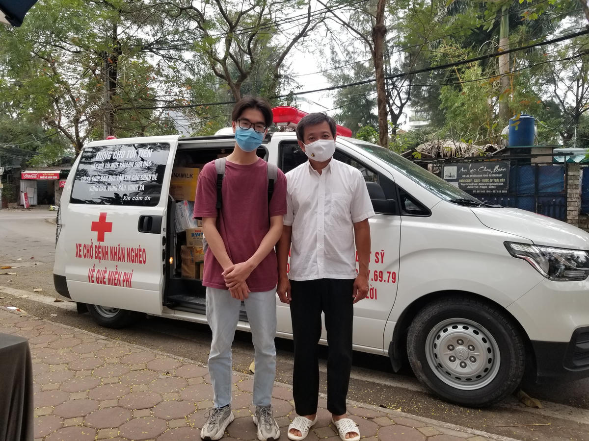 Vẫn với đôi dép tổ ong và chiếc xe cứu thương quen thuộc...