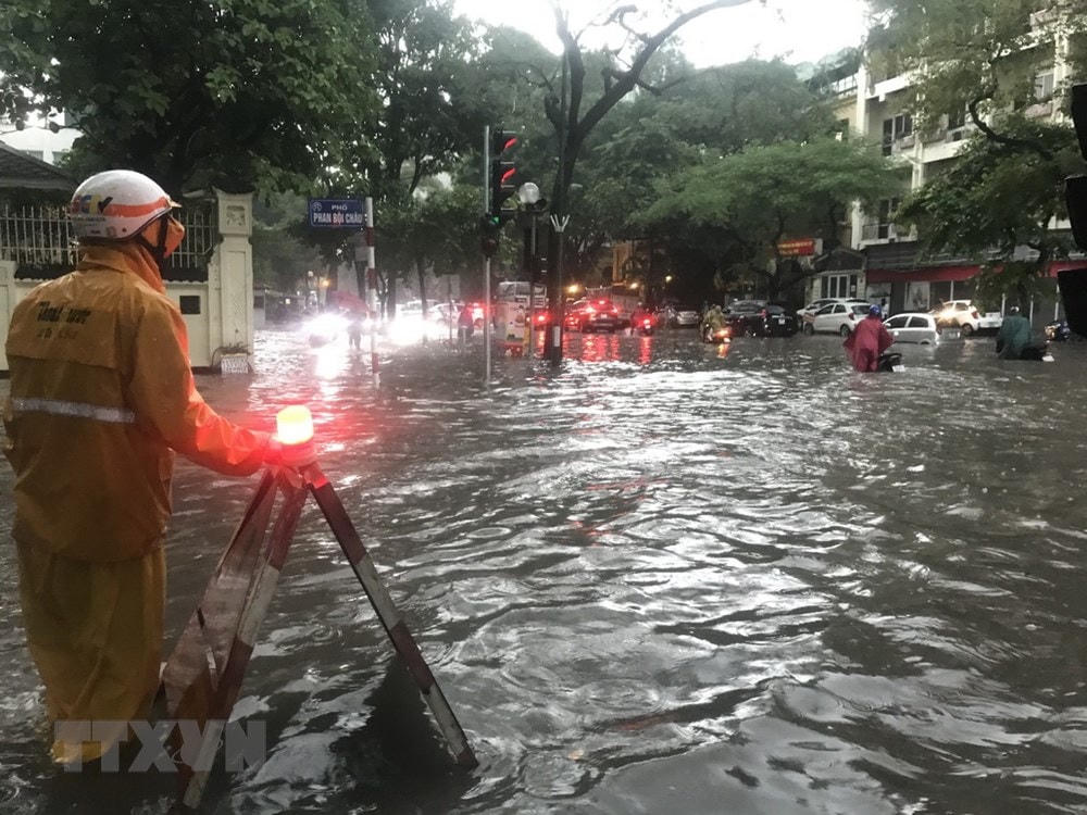 Tại khu vực ngà tư Phan Bội Châu - Lý Thường Kiệt mưa lớn gây gập úng cục bộ. (Ảnh: Minh Quyết/TTXVN).
