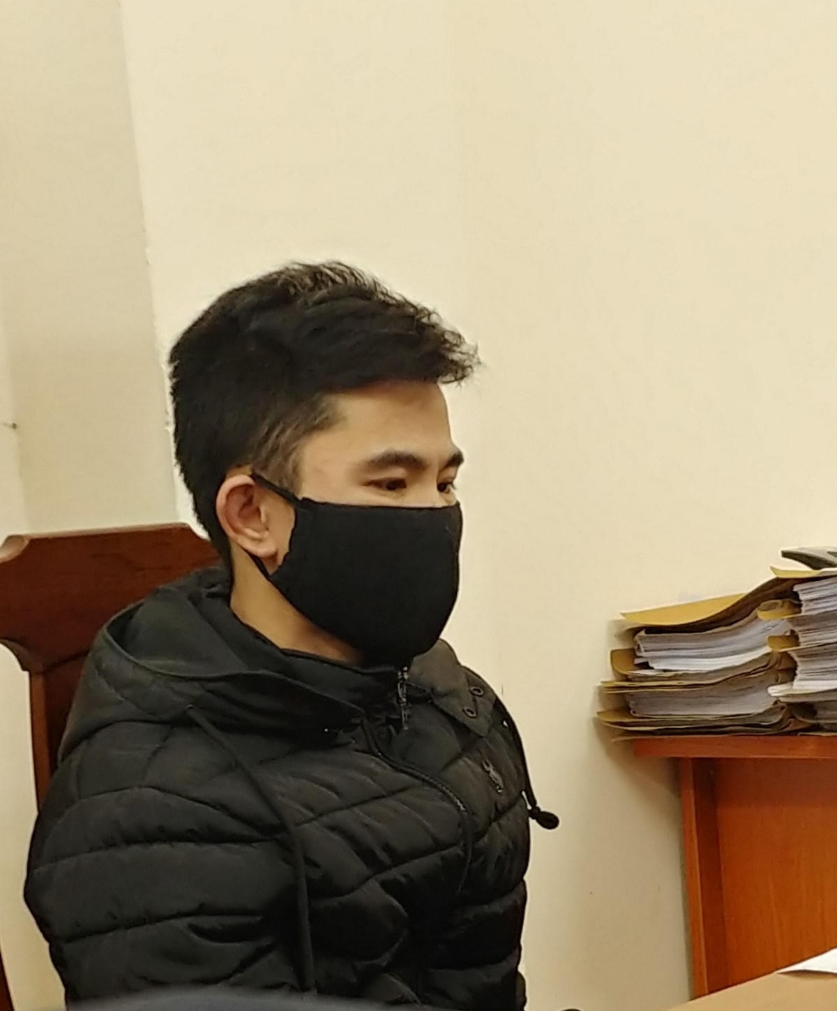 Bị can Huyên tại cơ quan công an.