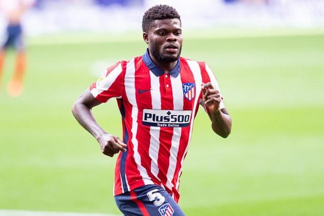 Arsenal kích hoạt điều khoản giải phóng hợp đồng trị giá 50 triệu euro để chiêu mộ Thomas Partey từ Atletico Madrid. Cầu thủ đa năng này hứa hẹn sẽ mang đến nhiều nét mới trong lối chơi của "Pháo thủ".