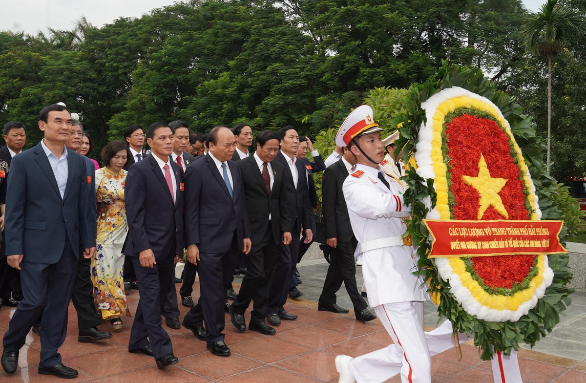 Thủ tướng Nguyễn Xuân Phúc đặt vòng hoa, dâng hương tưởng niệm tại Đài Tưởng niệm các anh hùng liệt sĩ. Ảnh: VGP/Quang Hiếu.