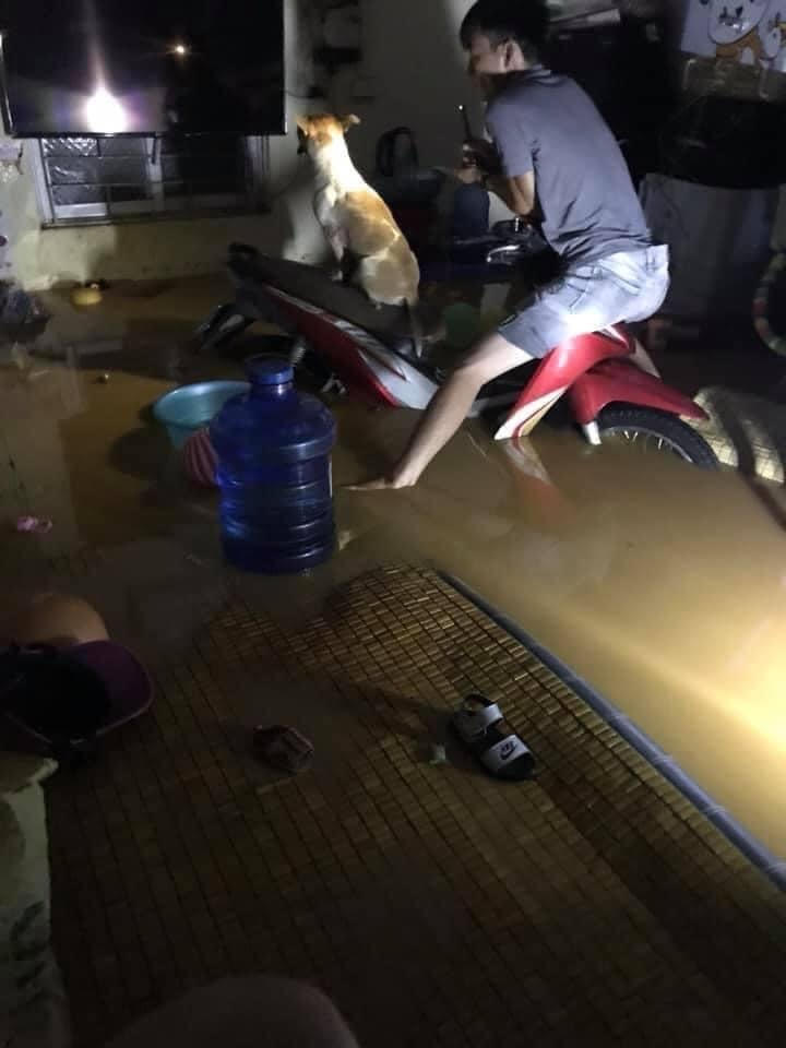 Nước lũ và bùn tràn vào nhà dân tại TP Lào Cai