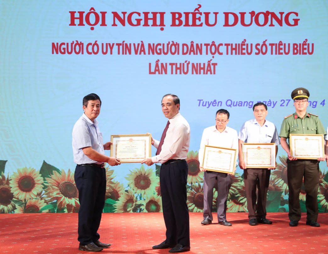 Bí thư tỉnh Chẩu Văn Lâm tặng bằng khen cho người uy tín tiêu biểu tỉnh Tuyên Quang.