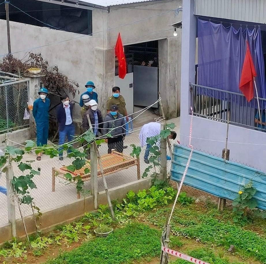 Lực lượng Công an khám nghiệm tử thi nạn nhân.