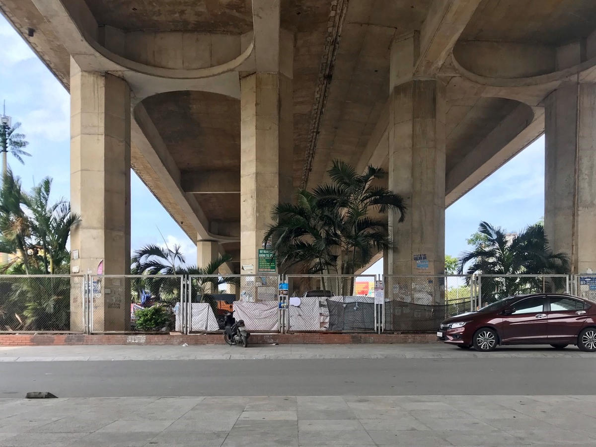 Công ty Việt Thanh san nền, đổ bê tông, xây dựng hàng trăm mét hàng rào kiên cố phục vụ việc làm bãi đỗ xe thu phí