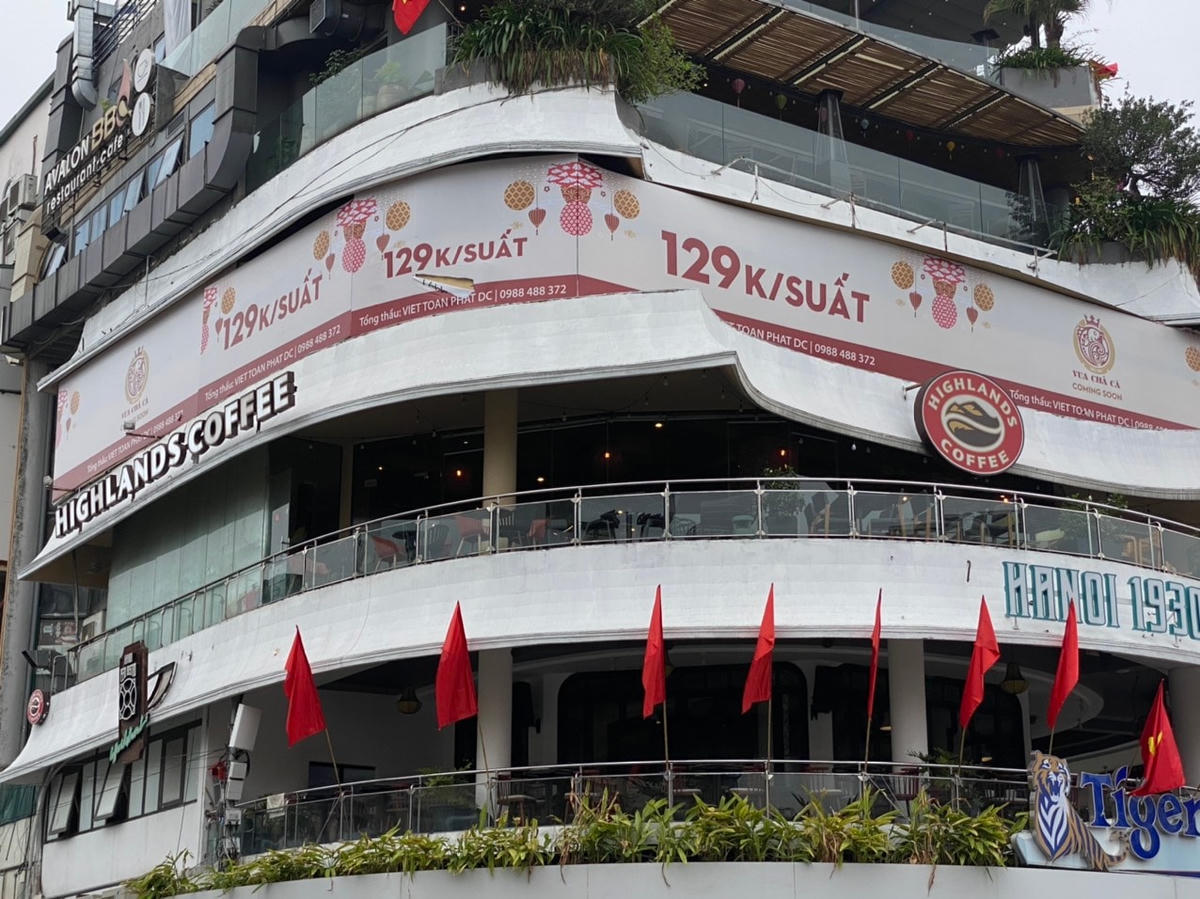 Quán Highlands Coffee tại Hàm Cá Mập vẫn mở cửa nhưng rất vắng khách, phục vụ khách hàng mua mang về là chủ yếu. Ảnh: Lan Anh. 