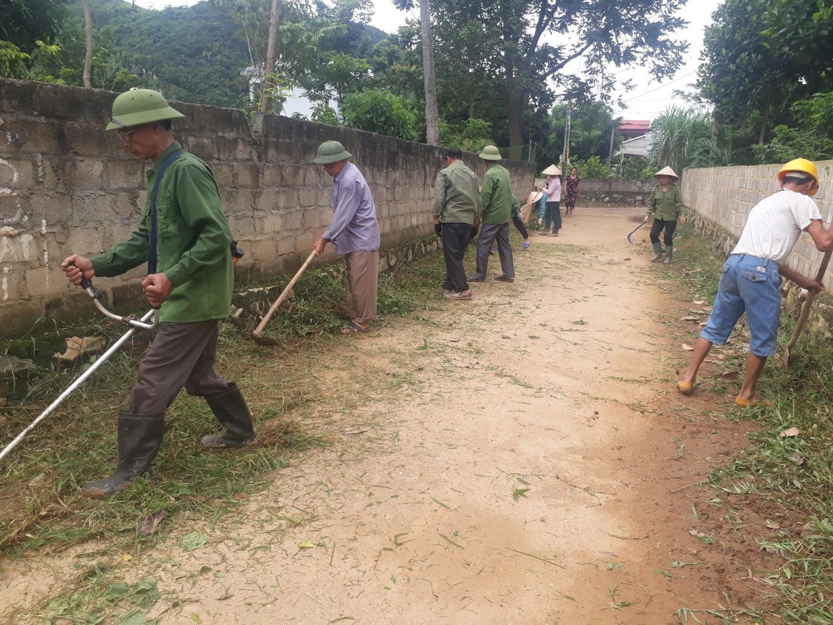 Người dân thôn Đồng Bèn II ra quân bảo vệ môi trường. Ảnh: Thu Trinh.