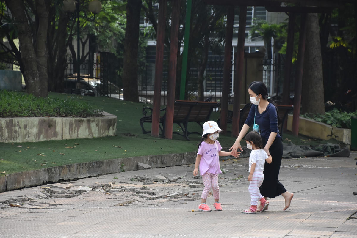 Trước đó, trao đổi với báo chí, ông Đỗ Đức Hồng Quang, Giám đốc Ban Quản lý Dự án Đầu tư Xây dựng quận Cầu Giấy cho biết, đơn vị chức năng quận đã nắm được và đang đề nghị các đơn vị chức năng xem xét giải quyết, nhằm đảm bảo hoạt động vui chơi của trẻ nhỏ.