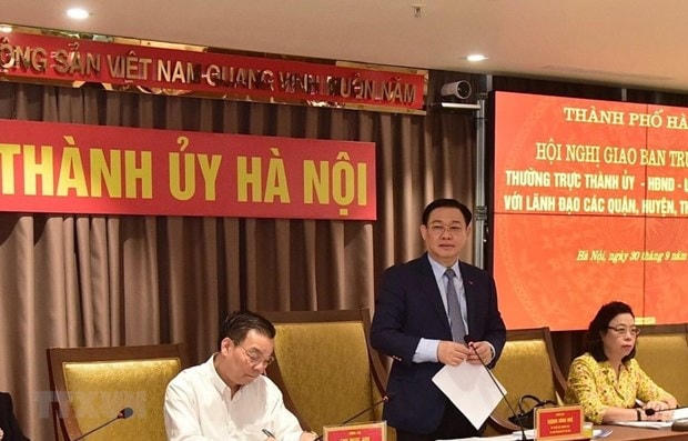 Bí thư Thành ủy Hà Nội Vương Đình Huệ phát biểu tại Hội nghị giao ban trực tuyến giữa Thường trực Thành ủy, Hội đồng nhân dân, Ủy ban Nhân dân thành phố Hà Nội với lãnh đạo các quận, huyện, thị xã quý 3 năm 2020, tổ chức ngày 30/9, bàn về kết quả phát triển kinh tế, xã hội 9 tháng và nhiệm vụ trọng tâm 3 tháng cuối năm 2020. (Ảnh: Văn Điệp/TTXVN).