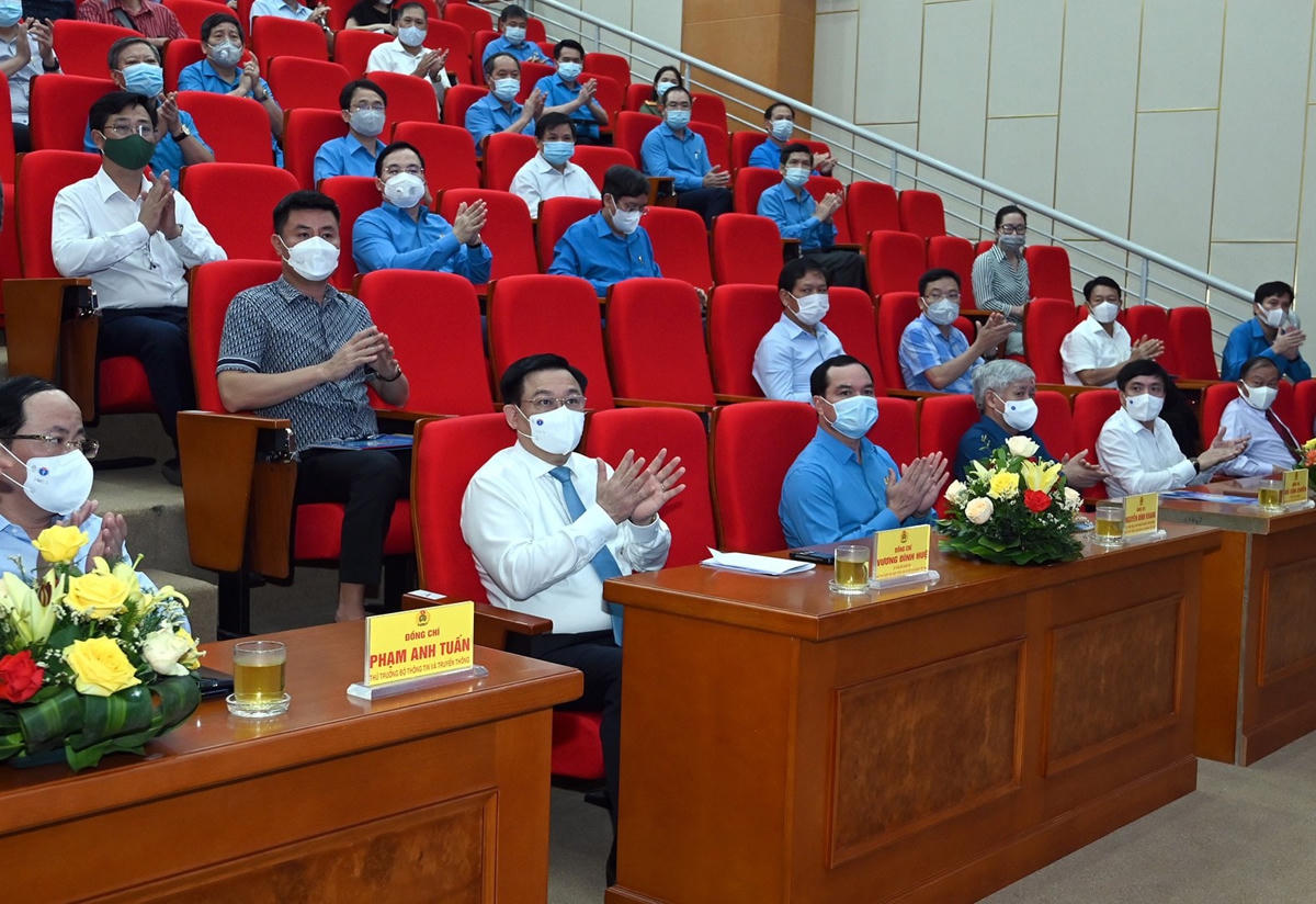 Chủ tịch Quốc hội Vương Đình Huệ, Bí thư Trung ương Đảng, Chủ tịch UBTƯ MTTQ Việt Nam Đỗ Văn Chiến tham dự buổi Lễ.