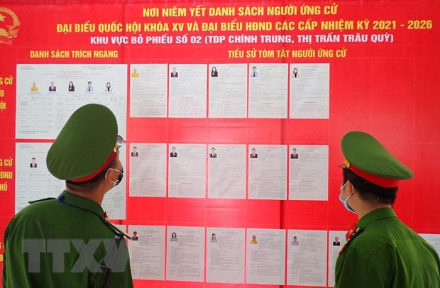 Công an huyện Gia Lâm, Thành phố Hà Nội đảm bảo chủ động từ sớm, từ xa để công tác bảo vệ Ngày bầu cử được an toàn trong mọi tình huống tại Khu vực bỏ phiếu số 2, Tổ dân phố Chính Trung, Thị trấn Trâu Quỳ. (Ảnh: Anh Tuấn/TTXVN).