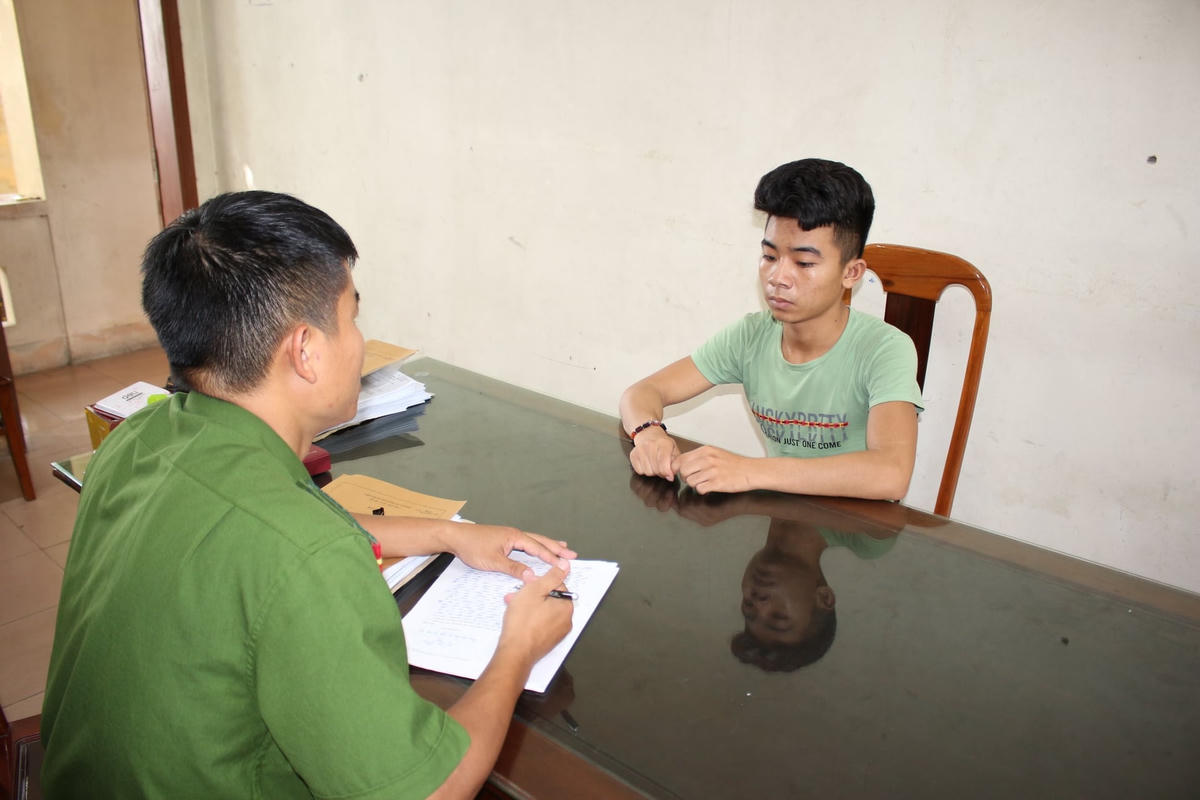 Công an lấy lời khai đối với đối tượng Trần Sỹ Hùng.