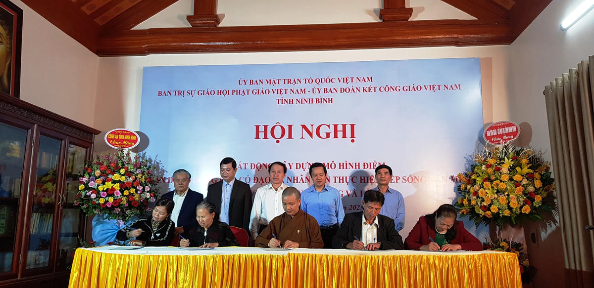 Dưới sự chứng kiến của các lãnh đạo: Trung ương, địa phương, đại diện các thôn: Đề Lộc, Thượng Bắc, Thượng Nam, xã Ninh Nhất cùng nhau ký cam kết Xây dựng mô hình điểm đồng bào có đạo và nhân dân thực hiện nếp sống văn minh trong việc cưới, việc tang và lễ hội trên địa bàn xã.
