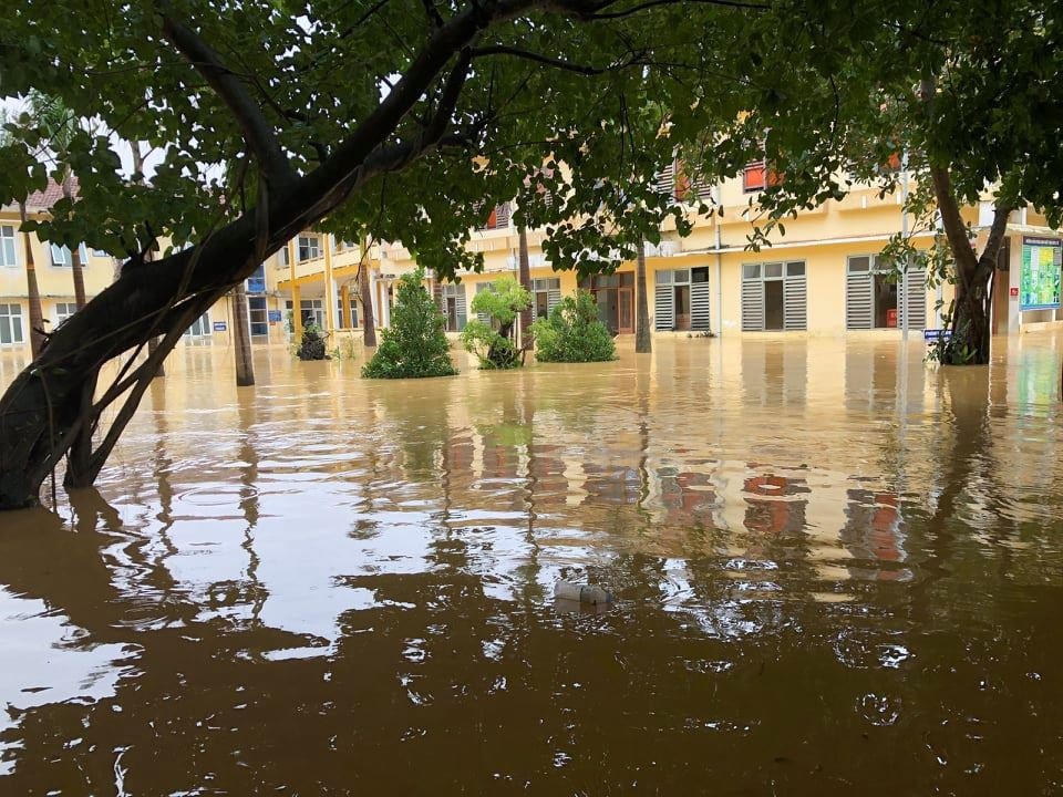 Bệnh viện Đa khoa huyện Quảng Ninh cũng bị ngập sâu.