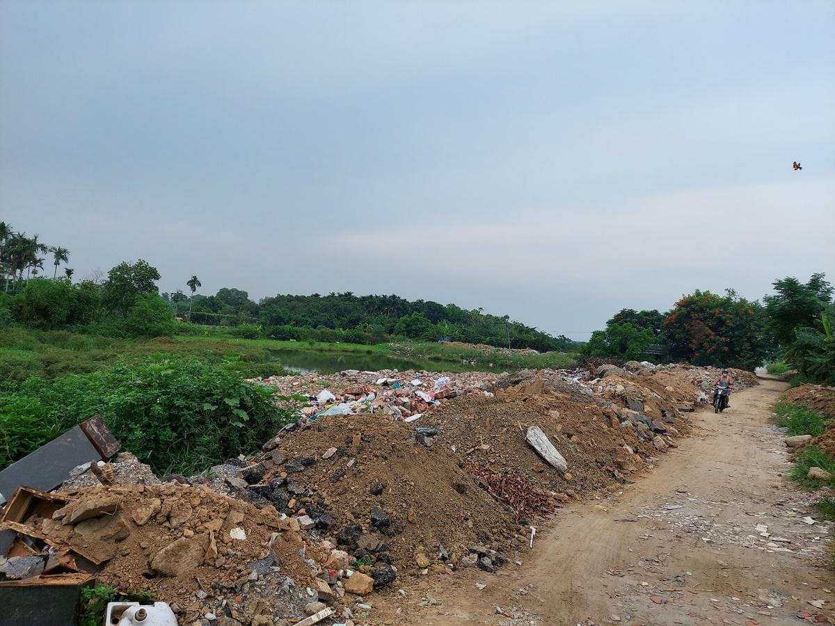 Khu đất quốc phòng và đất hành lang đê Đồng Xá bị san lấp trái phép.