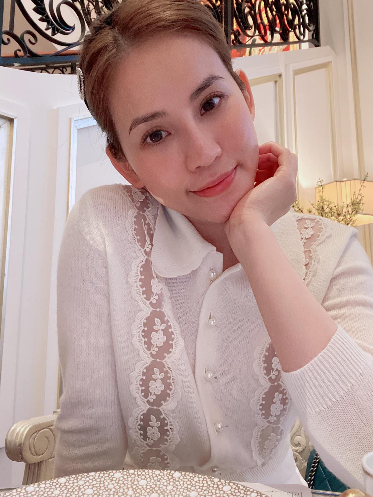 Dù bạn gái cũ diễn viên Anh Đức không hoạt động showbiz, thế nhưng cô nhận được nhiều lời khen về nhan sắc. 