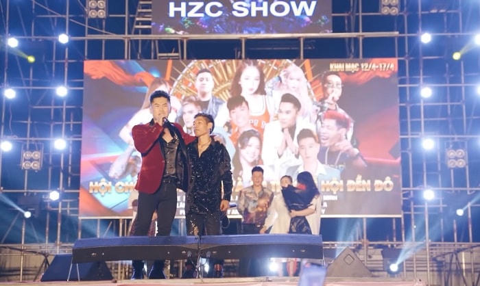 Thông Soái Ca song ca cùng Du Thiên trong một buổi biểu diễn tại Bắc Ninh.