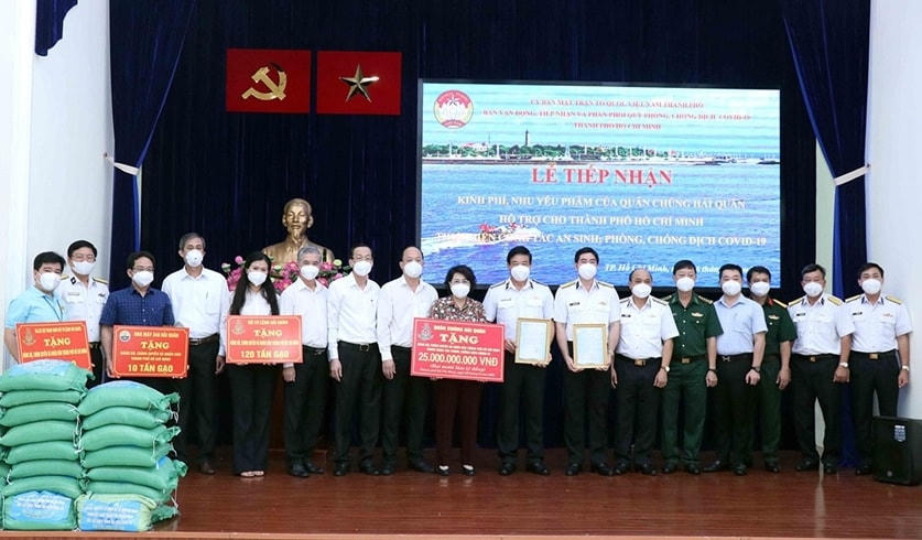 Lãnh đạo Thành ủy và Ủy ban MTTQ Việt Nam TP HCM tiếp nhận ủng hộ.