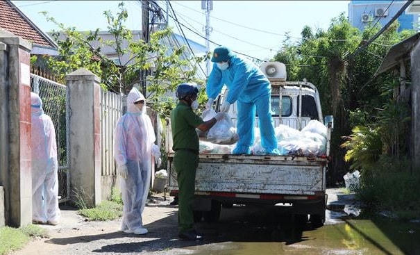 Trao túi an sinh cho người dân xã Bình Ngọc, thành phố Tuy Hòa (Phú Yên).