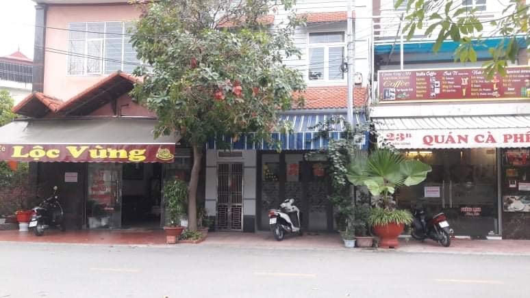 Quán cafe thực hiện nghiêm việc đóng cửa để giãn cách xã hội. 