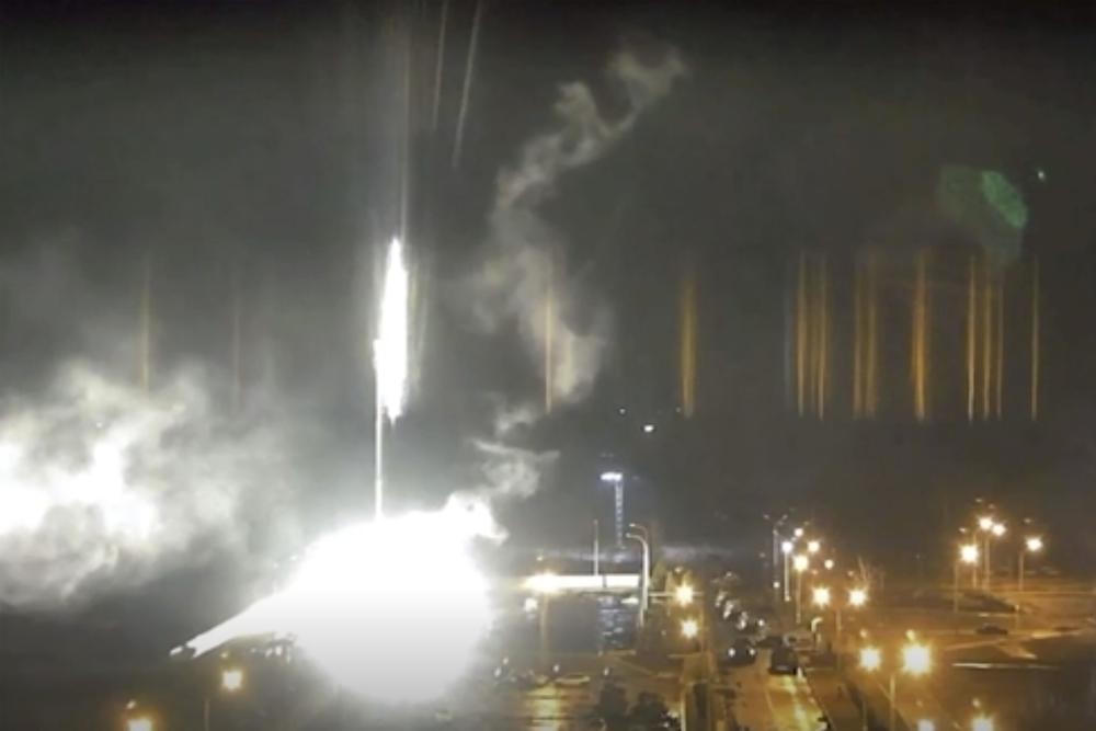 Một ngọn lửa hướng thẳng vào Nhà máy điện hạt nhân Zaporizhzhia ở thành phố Enerhodar, Ukraine. Ảnh: AP.