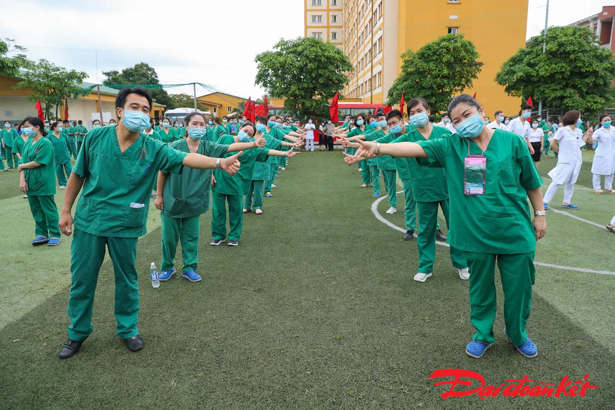 [ẢNH] 200 nhân viên y tế Quảng Ninh lên đường hỗ trợ Bắc Giang chống dịch