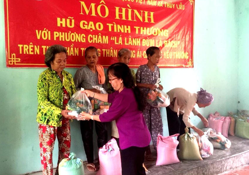 Trao gạo cho các hộ nghèo từ hoạt động “Hũ gạo tình thương”.