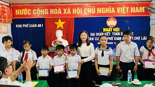 Bà Lê Thị Bích Liên trao học bổng cho học sinh nghèo hiếu học tai ngày hội.