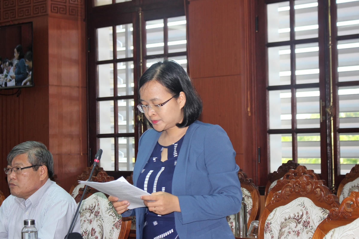 Đại diện công ty bán máy trình bày vụ việc.