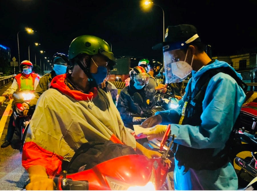 Những người đủ các giấy tờ về phòng dịch theo quy định mới được thông chốt về quê, (ảnh S.H.).