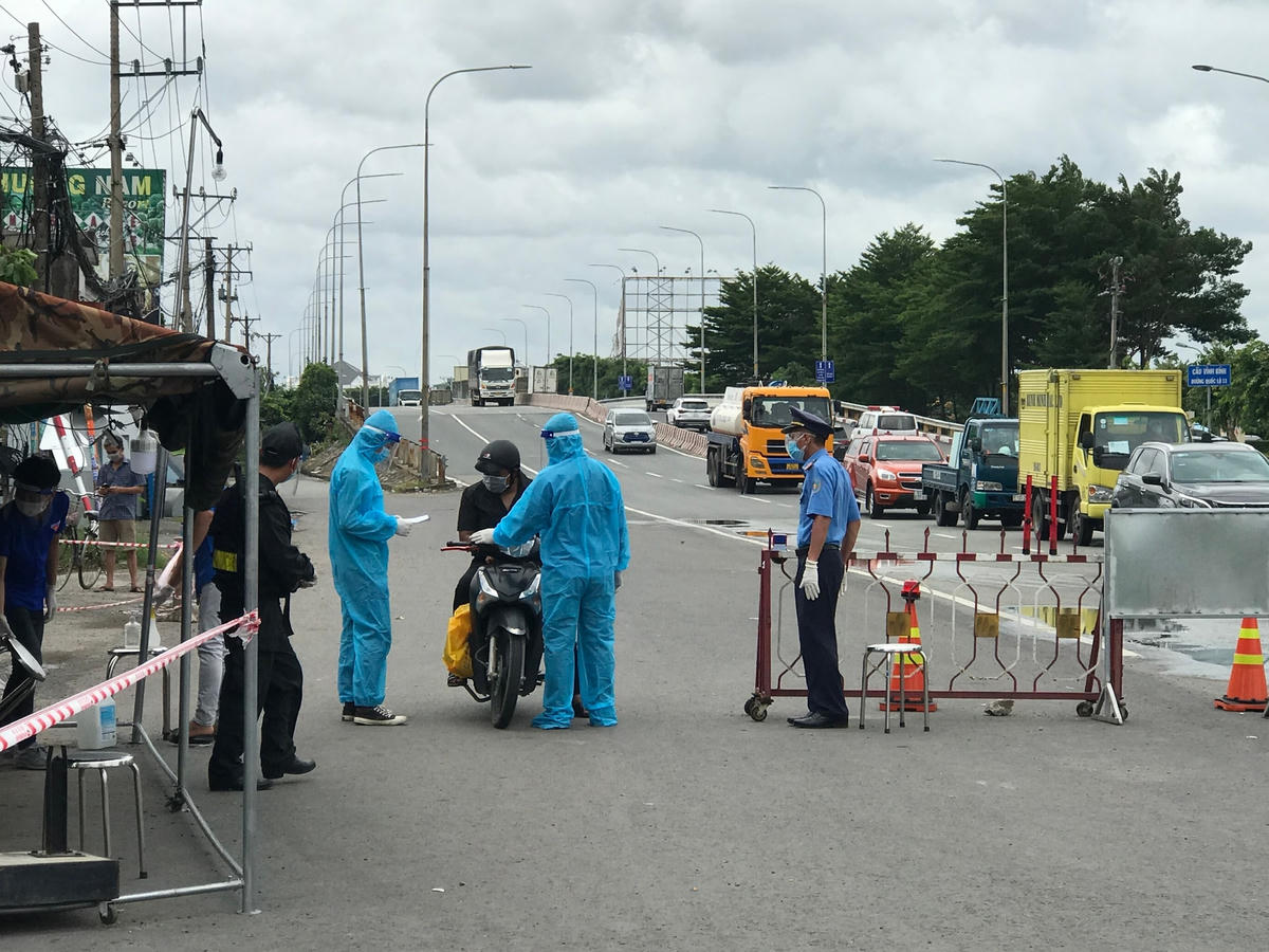 Kiểm soát chặt chẽ tại chốt kiểm dịch Cổng chào Bình Dương.
