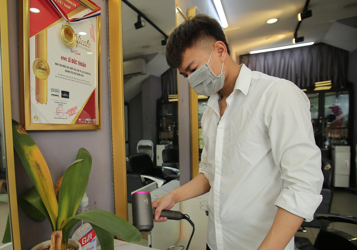 [ẢNH] Dịch vụ cắt tóc, gội đầu ngày đầu mở lại: Nơi đông đúc, nơi vắng vẻ