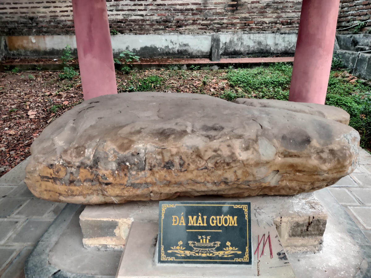 Hòn đá mài gươm của Trần Nguyên Hãn.