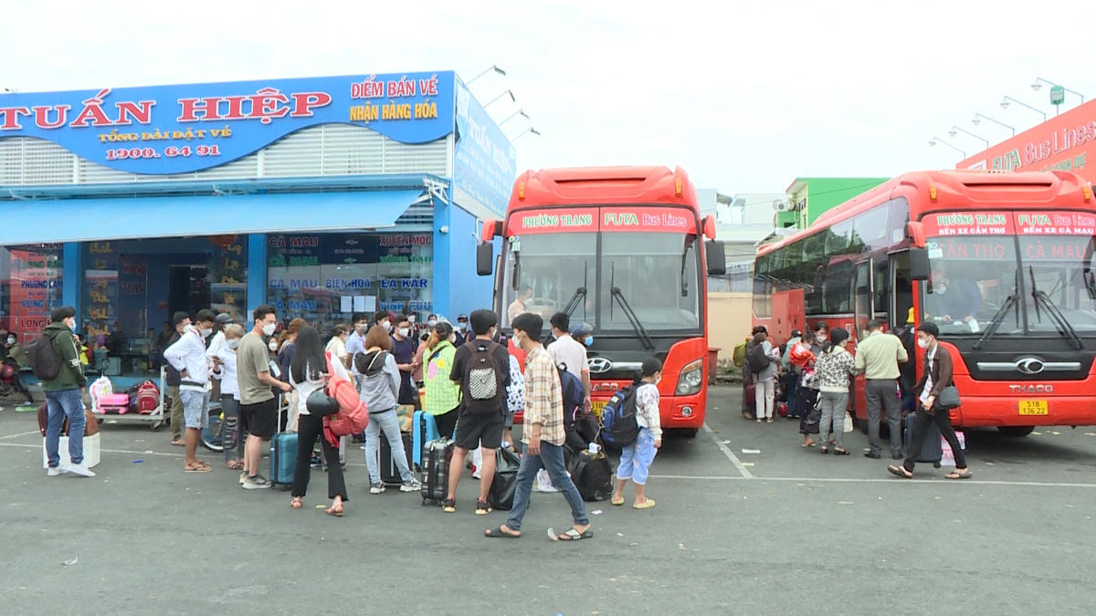 Sau thời gian nghỉ Tết Nguyên đán 2022, tại bến xe Cà Mau lưu lượng hành khách đi lại tăng khoảng 30 – 50% so với mức trung bình của những ngày thường.
