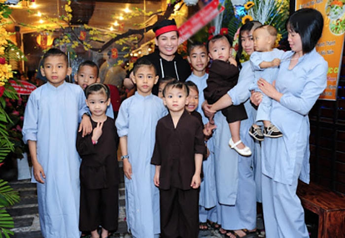 Lúc sinh thời, Phi Nhung luôn yêu thương và chăm lo các con nuôi của mình.