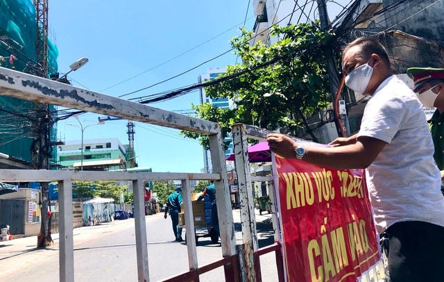 Áp dụng Chỉ thị 16 với cả huyện Hoà Vang. (ảnh: chốt phong toả khu vực xung quanh 3 bệnh viện được cho là "tâm dịch" ở Đà Nẵng).