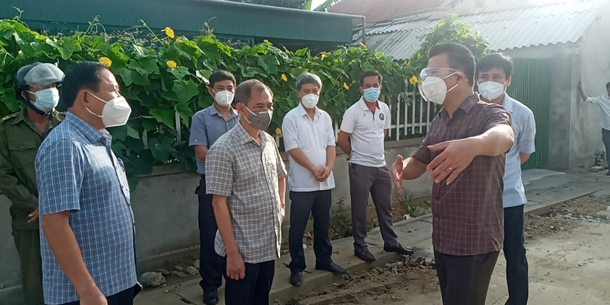 Lãnh đạo ngành y tế Hà Tĩnh triển khai công tác dập dịch ở huyện Lộc Hà.