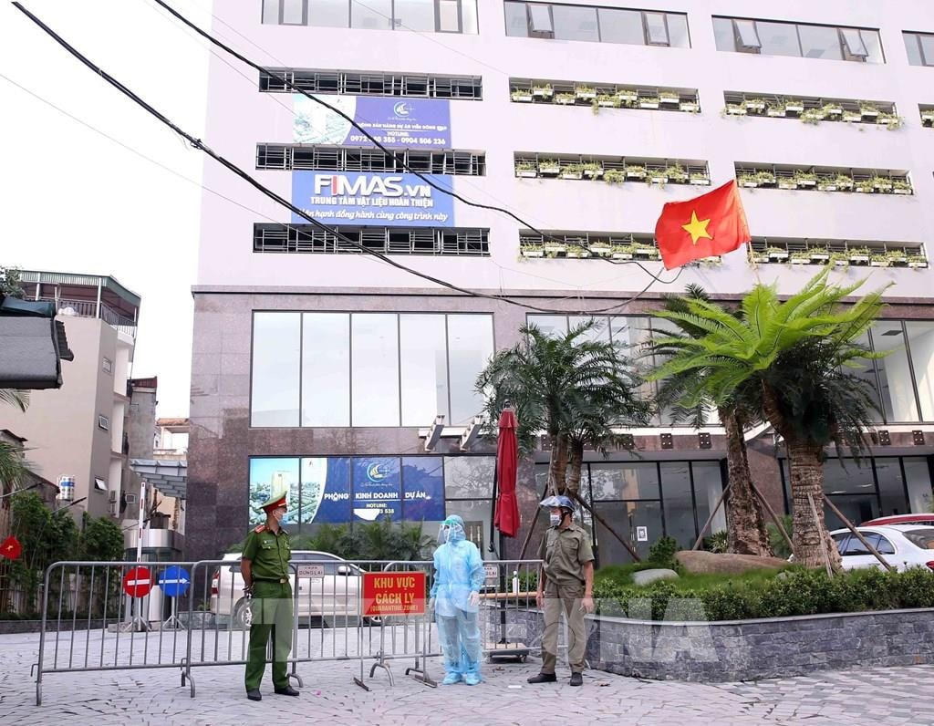 Toà chung cư Viễn Đông Star (số 1 phố Giáp Nhị, quận Hoàng Mai, Hà Nội) được phong tỏa sau khi một cư dân sinh sống ở đây dương tính với SARS-CoV-2. Ảnh: Phạm Kiên.