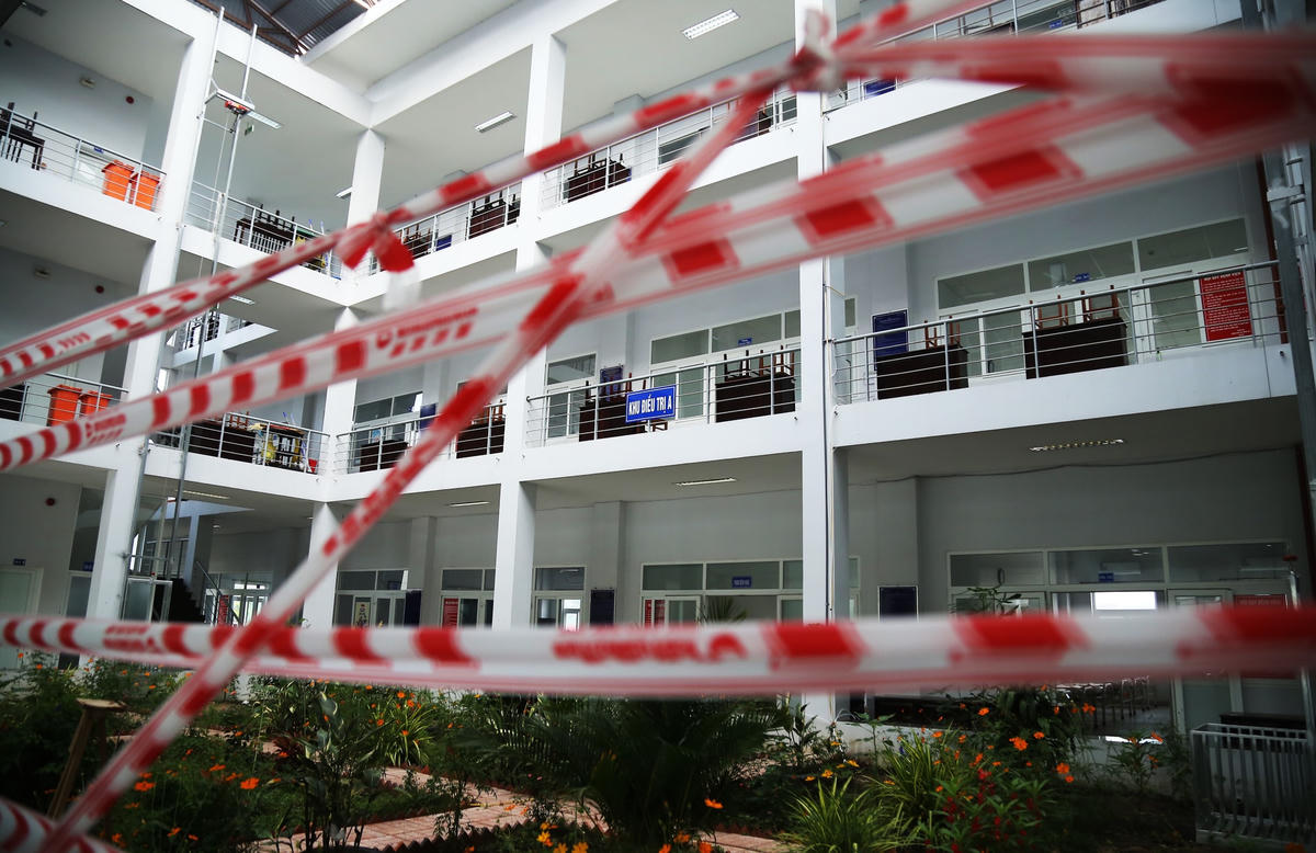 Phía sau là nơi điều trị bệnh nhân Covid-19.