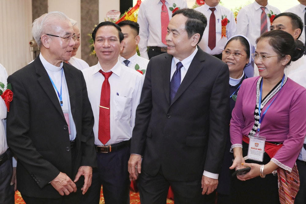 Bí thư Trung ương Đảng, Chủ tịch UBTƯ MTTQ Việt Nam Trần Thanh Mẫn cùng những tấm gương điển hình trong phong trào thi đua yêu nước của đồng bào Công giáo. Ảnh: Quang Vinh.